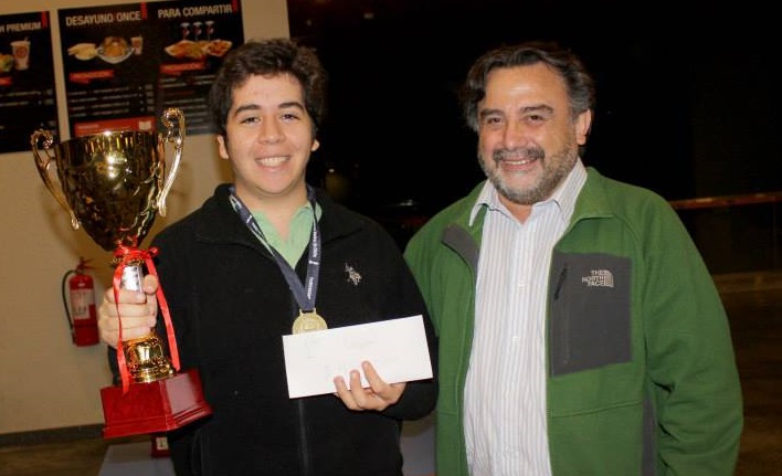 MI Cristóbal Henríquez recibe su premio como Campeón de parte del presidente de AJEFECH Juan Carlos Mundaca